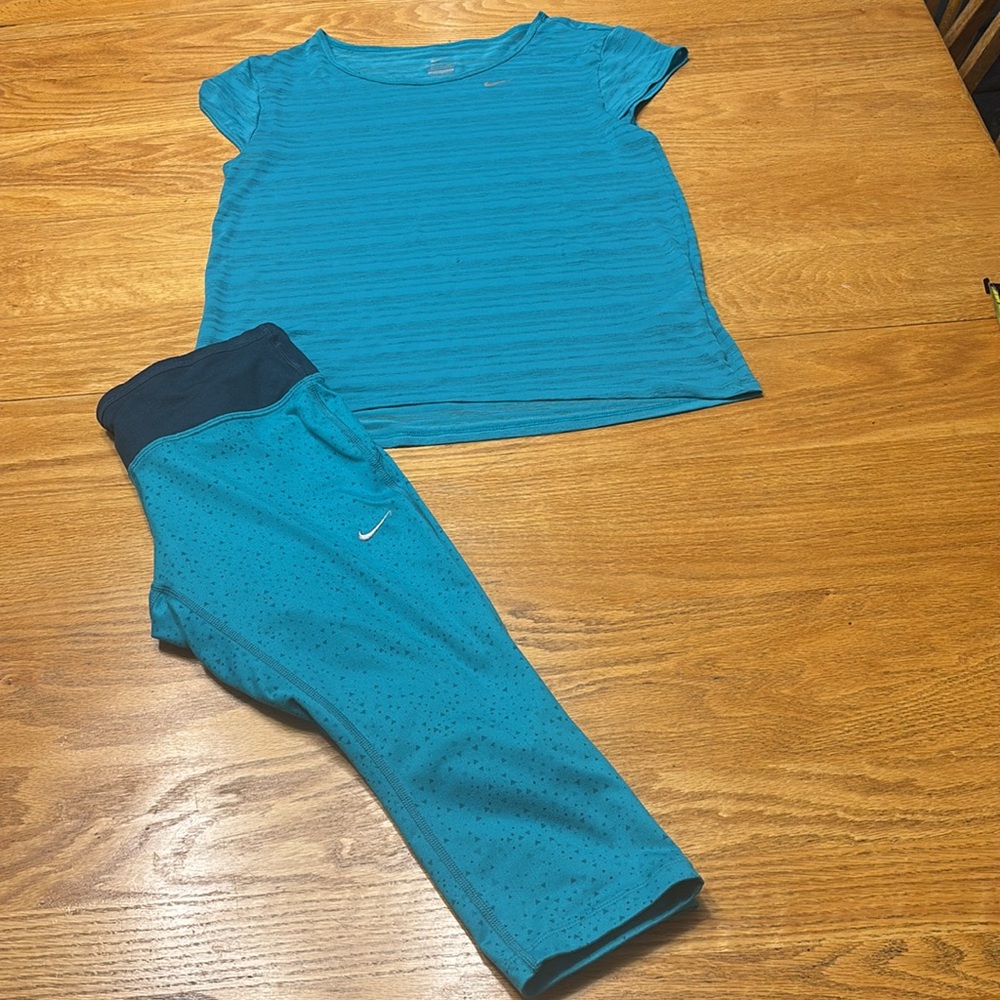 Nike Turquoise Workout Top and capris leggings - Picture 3 of 11